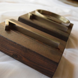 Puede incluir: Primer plano de un letrero de n&uacute;mero de casa de madera con los n&uacute;meros "110" en metal plateado.