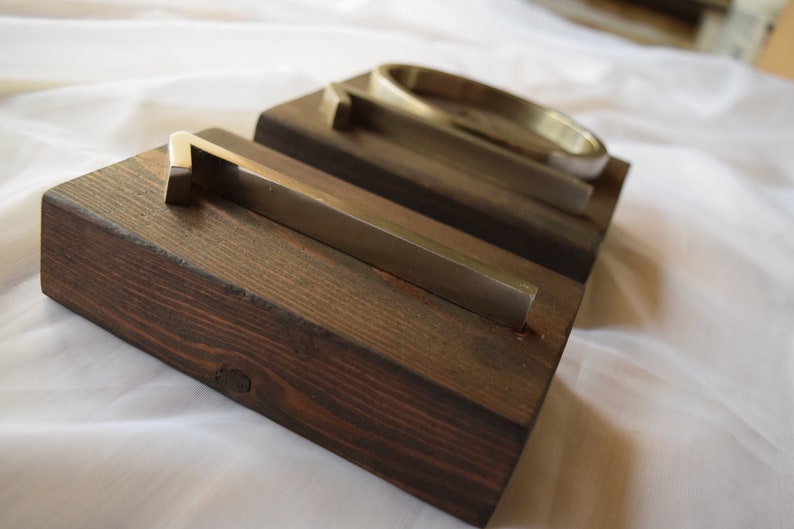 Puede incluir: Primer plano de un letrero de n&uacute;mero de casa de madera con los n&uacute;meros "110" en metal plateado.