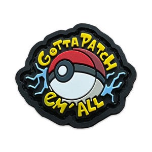 Könnte beinhalten: Ein schwarzer und gelber Patch mit dem Text "Gotta Patch 'Em All" und einer Pokeball-Grafik. Der Pokeball ist rot, weiß und grau mit einem blauen Blitz auf jeder Seite.