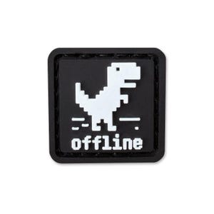 Puede incluir: Un parche cuadrado negro con un gráfico de dinosaurio pixelado en blanco y la palabra offline impresa en una fuente pixelada a juego. El parche presenta una textura en relieve y un borde negro grueso, diseñado para fijarse en telas.