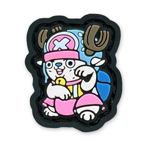 Puede incluir: Un personaje de dibujos animados en blanco y negro con acentos rosas y azules. El personaje tiene una cabeza grande con un sombrero rosa y blanco, un cuerpo blanco y una falda rosa. El personaje lleva una camisa a rayas amarillas y blancas y una campana dorada alrededor del cuello. El personaje está de pie sobre un fondo negro.