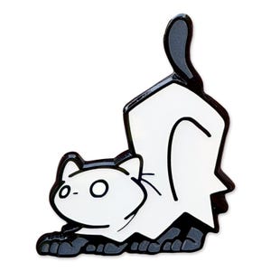 Può includere: Una spilla smaltata a forma di gatto in bianco e nero. La spilla presenta un gatto stilizzato in una posa giocosa, con la coda arcuata verso l'alto. Il corpo del gatto è bianco, delineato in nero, con zampe nere e punta della coda nera. La spilla ha una finitura lucida.