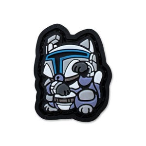 Puede incluir: Un parche de dibujos animados con un gato con casco y armadura, con un borde negro. El gato es principalmente blanco, gris y azul, con un contorno negro. El gato está sentado, con la pata levantada.