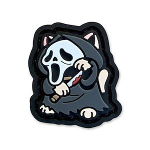 Könnte beinhalten: Ein Cartoon-Bild einer Katze, die als Ghostface-Killer aus den Scream-Filmen verkleidet ist. Die Katze trägt eine schwarze Robe und hält ein blutiges Messer. Das Bild hat einen schwarzen Rand.