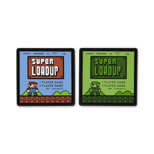Könnte beinhalten: Zwei quadratische Aufnäher mit Videospiel-Motiv. Ein Aufnäher hat einen blauen Hintergrund mit einem rot-orangen Logo mit der Aufschrift "SUPER LOADUP". Der andere Aufnäher hat einen grünen Hintergrund mit demselben Logo. Beide Aufnäher haben den Text "1 PLAYER GAME 2 PLAYER GAME".