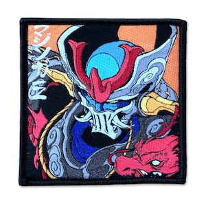 Puede incluir: Un parche bordado cuadrado que presenta una figura de guerrero estilizada con un casco con detalles en rojo, azul y gris. El diseño incluye una cabeza de dragón roja en la esquina inferior derecha y texto japonés blanco a la izquierda sobre un fondo naranja.