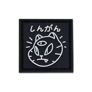 Puede incluir: Parche blanco y negro con un gato de dibujos animados con tres ojos y el texto japonés "shengan" sobre un fondo negro.