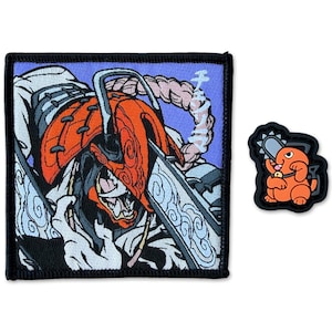 Peut inclure: Un écusson carré brodé représentant un personnage à tête de tronçonneuse orange sur fond bleu clair, accompagné d'un petit écusson séparé en caoutchouc représentant une créature orange avec une lame de tronçonneuse sur la tête.