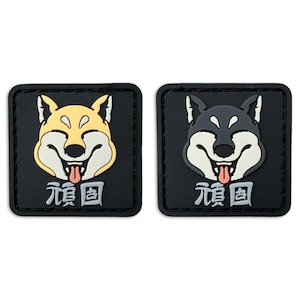 Puede incluir: Dos parches cuadrados con un diseño de perro Shiba Inu. Uno tiene un perro amarillo y blanco sobre un fondo negro, el otro un perro gris y blanco sobre un fondo negro. Ambos tienen texto japonés.