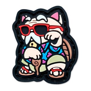 Op de afbeelding: Een kleurrijke, cartoonachtige gelukskat met een rode zonnebril en een patroonshirt. De kat heeft een witte snor en houdt een wandelstok vast. De afbeelding heeft een zwarte rand.