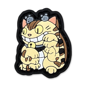 Puede incluir: Un personaje de dibujos animados con forma de gato con una gran sonrisa, pelaje amarillo y marcas marrones. Dos pequeños ratones grises se sientan en la parte superior de su cabeza. El personaje lleva un collar con campana y está delineado en negro.