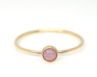 Anello in opale rosa in oro 14 carati - Gioielli in opale rosa - Anello con pietra minuscola - Anello con pietra preziosa rosa - Anello impilabile - Regalo per damigella d'onore - Regalo per anniversario