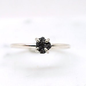Schwarzer Rohdiamant Ring | Alternativer Verlobungsring | April Geburtsstein Ring | Handgemachter Rohdiamant-Stapelring