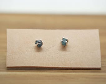 Pendientes de diamantes en bruto en plata de ley - Pendientes de piedra en bruto - Pendientes sencillos de diamantes azules - Pendientes con la piedra natal de abril - Pendientes de diamantes sin pulir