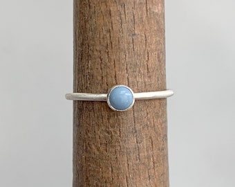 Pierścionek z niebieskim opalem – Peruwiański niebieski opal – Pierścionek z niebieskim kamieniem szlachetnym – Pierścionek BOHO Stacking – Delikatny srebrny pierścionek – Minimalistyczny pierścionek – Srebrny pierścionek satynowy