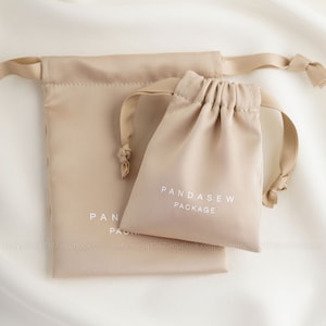 50 peças de saco de cordão de cetim de seda densa, bolsa de joias personalizada com logotipo impresso, saco de pó personalizado, embrulho para presente, saco de lembranças de casamento cáqui