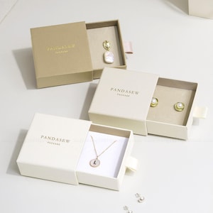 50 stks 8 x 8 x 3,5 cm Papieren doos crèmewit aangepaste sieradendoos gepersonaliseerde logo ketting oorbellen ring sieraden verpakking bulk lades