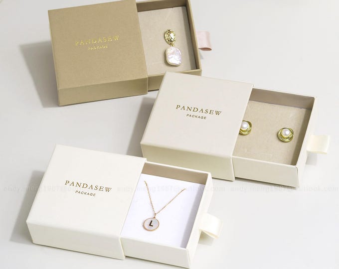 50pcs 8x8x3.5cm Paper box cream white custom jewelry box personalized logo necklace earrings ring jewelry packaging box bulk drawer box