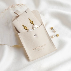 Confezione da 50 set di sacchetti per gioielli personalizzati con inserto di carta. Borse per imballaggio di collane con piccoli orecchini stampati con logo e commercio all'ingrosso di bottoni