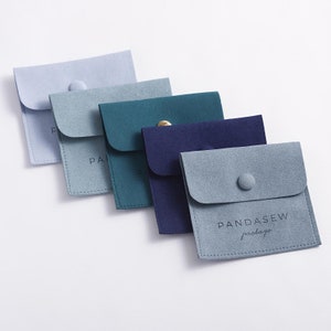 50 pcs bleu personnalisé bijoux emballage fournitures personnaliser logo pochette sac imprimé petit collier sacs d'emballage avec bouton en gros