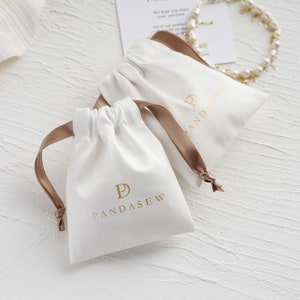 50 weiße Kordelzugbeutel mit personalisiertem Logo-Druck benutzerdefinierte Kordelzugbeutel Schmuckverpackungstaschen Beutel schicke Hochzeitsbevorzugung weiße Taschen