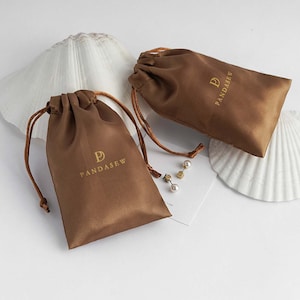 100 unidades de sacos de cetim para café com cordão para cabelo, embalagens personalizadas para pó, embalagens para joias, personalizadas com seu logotipo, embalagens para sabonetes, sacolas para presente