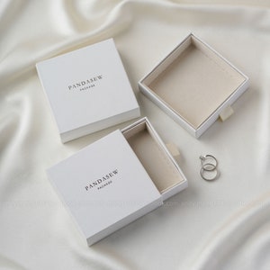 50 peças 9,3*9,3*2,5 cm caixa de papel caixa de joias personalizada com camurça dentro personalizada com seu logotipo colar brincos pacote caixa gaveta