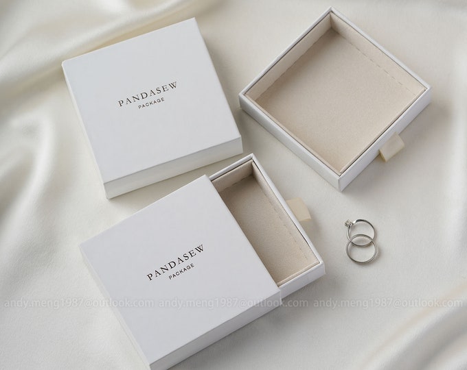 50pcs 9.3*9.3*2.5cm Paper box custom jewelry box with suede inside personalized with your logo necklace earrings package drawer box