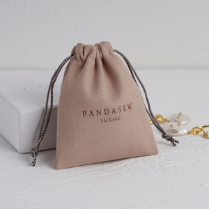 50pcs Custom Drawstring Jewelry Packaging Pouch Personalized Logo Chic Small Wedding Favor Bags Microfiber Necklace Earring Jewelry Pouch