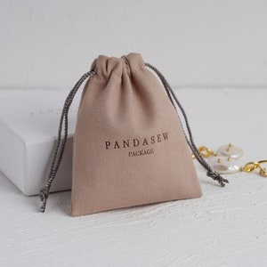 50pcs Custom Drawstring Jewelry Packaging Pouch Personalized Logo Chic Small Wedding Favor Bags Microfiber Necklace Earring Jewelry Pouch