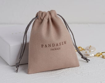 50 pièces pochette d'emballage de bijoux avec cordon de serrage personnalisé logo personnalisé chic petits sacs de faveur de mariage collier en microfibre boucle d'oreille pochette à bijoux