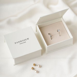 50pcs 8*8*3.5cm Paper box custom necklace ring box with microfiber sponge personalized logo jewelry package bulk flip cardboard magnetic box