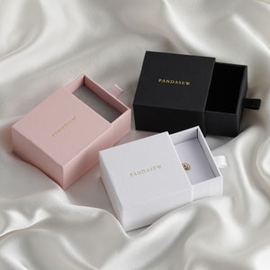 50 pezzi 6*6*3,5 cm Scatola di carta Scatola per anello personalizzata con spugna Logo personalizzato Confezione per collana Scatola di cartone con cassetto sfuso