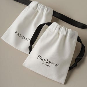 50 pcs pochette d'emballage de bijoux personnalisée Sacs en toile de coton logo personnalisé avec sac en ruban petite pochette chic emballage de bijoux PandaSew
