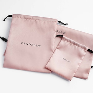 100 stuks satijnen tassen met trekkoord op maat gemaakte stofzakken Sieradenpakketzakje gepersonaliseerd uw logo gedrukt groothandel productpakket cadeauverpakking #111 pink