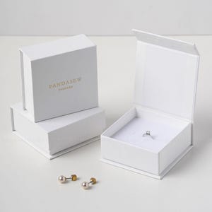50 pezzi 8*8*3,5 cm scatola portagioie magnetica personalizzata per collana, anello, orecchino scatola regalo con spugna di velluto, logo del marchio scatola di carta Flip