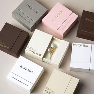 50 Stück 9x9x3,5 cm 8 Farben individuelle Schmuckschatulle Printlogo, Schubladenbox mit Satinschwamm