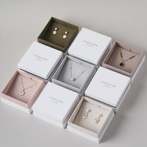 50pcs 8.5x8.5x4 cm personalized jewellery packaging box with removable jewelry pad with logo necklace earring box gift package design