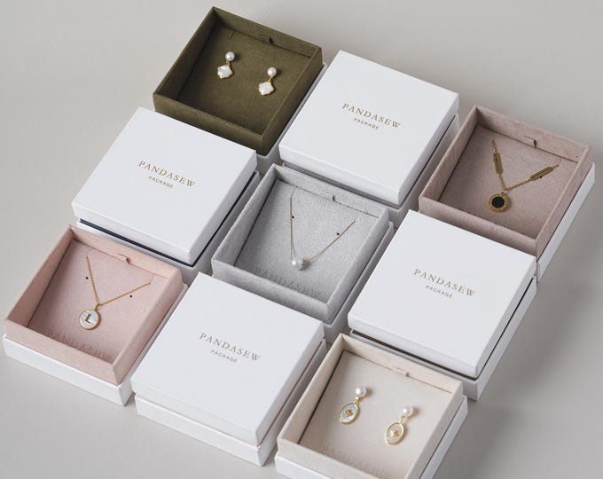 50pcs 8.5x8.5x4 cm personalized jewellery packaging box with removable jewelry pad with logo necklace earring box gift package design