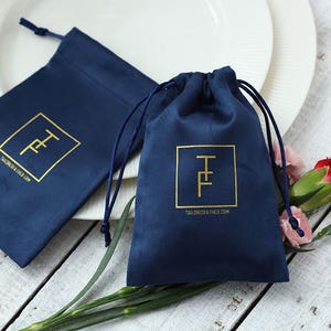 50 personalisierte Kordelzugbeutel mit Logo-Druck Flanell-Navy-Blau-Schmuckbeutel benutzerdefinierte Kordelbeutel Produktverpackungsbeutel Hochzeitsbevorzugungsbeutel