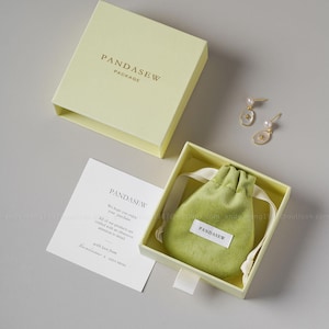 chic velvet jewelry bag with jewelry box set, green pouch with cream jewelry box set