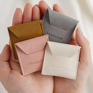 50 peças bolsa de joias com estampa de logotipo personalizado, bolsa grossa de microfibra, bolsa de embalagem para brincos personalizados, bolsas de anel chiques, atacado