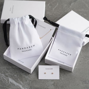 50 stks gepersonaliseerde dichte zijdesatijnen tas met trekkoord op maat sieradenpakket zakje met logo gedrukt stofzakken cosmetica pakket cadeauzakje wit