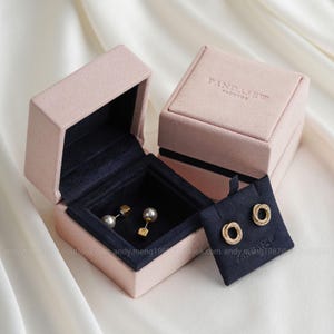 Caja de embalaje de joyería de microfibra personalizada con logotipo (25 unidades, 6,5 x 6,5 x 5,5 cm): rosa imagen 5