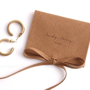 50 pcs marron ou kaki pochette d'emballage de bijoux personnalisée logo personnalisé pochette chic petite pochette pochette en microfibre sac en vrac