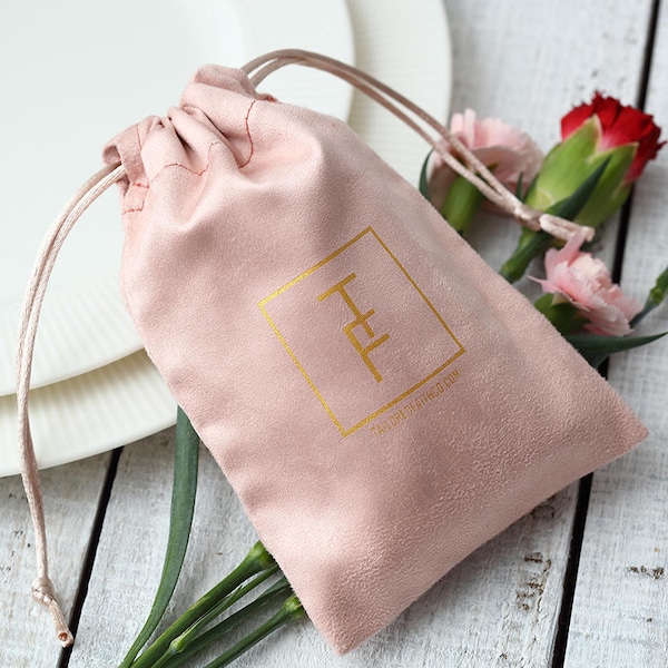 50 bolsas con cordón con estampado de logotipo personalizado, bolsas de embalaje de joyería personalizadas, bolsas elegantes para regalos de boda, bolsas de cosméticos de franela rosa