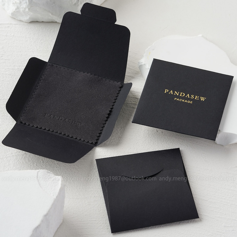 Black 8x8cm polishing cloth with a beautiful black paper case