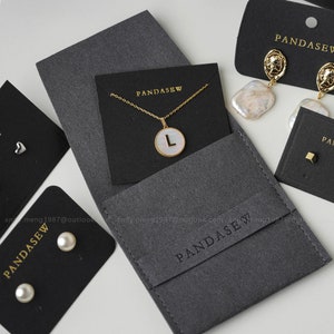 50 conjuntos de sacos com cartões combo deboss logotipo microfibra bolsa de jóias sacos impressos jóias personalizadas bolsa de embalagem colar brinco sacos a granel