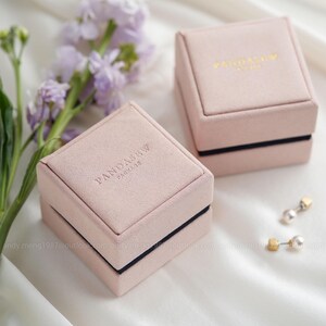 Caja de embalaje de joyería de microfibra personalizada con logotipo (25 unidades, 6,5 x 6,5 x 5,5 cm): rosa imagen 6