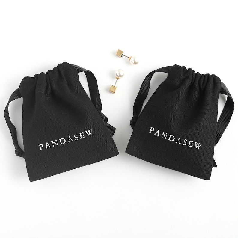 50 pcs pochette d'emballage de bijoux personnalisée Sacs en toile de coton logo personnalisé avec sac en ruban petite pochette chic emballage de bijoux PandaSew Noir